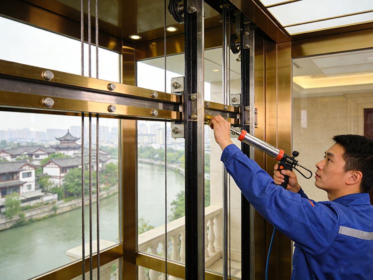 成都别墅电梯-工人检修 成都别墅电梯-工人检修
